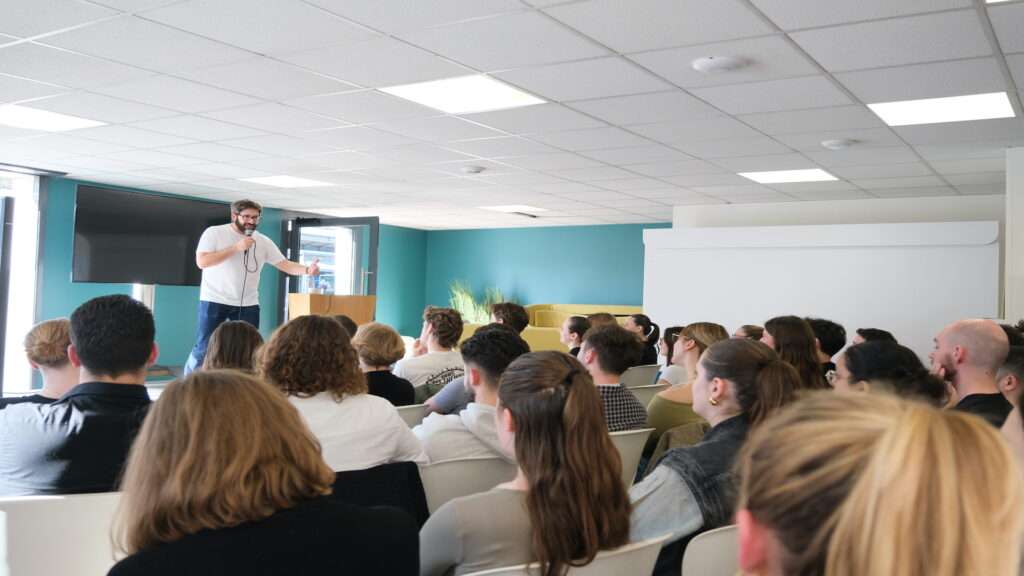 Le journaliste Thomas Huchon en conférence au Campus Saint Marc